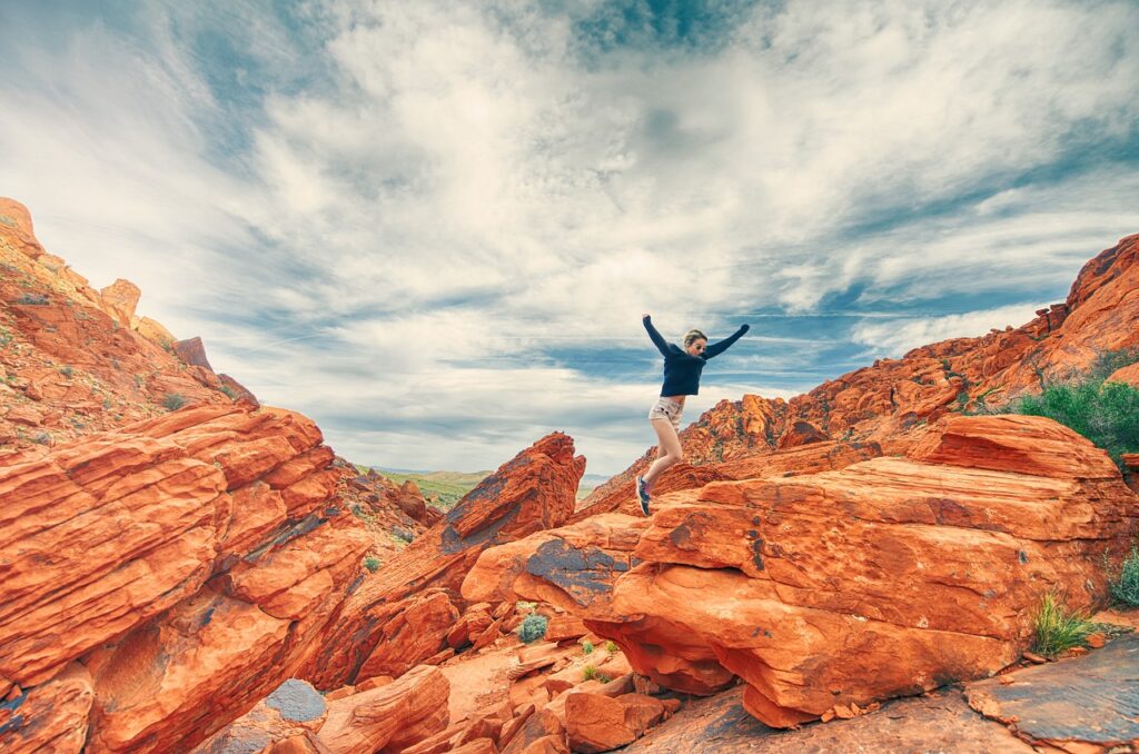 girl, hiking, jumping-768686.jpg